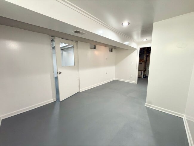 Building Photo - Newly Renovated Move-In Ready 3 Bed, 3 Bath Home!