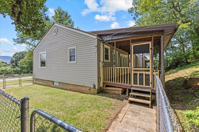 Building Photo - 4 bedroom, 2 bath home with den and garage...