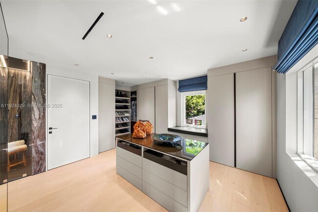 Building Photo - 244 W San Marino Dr