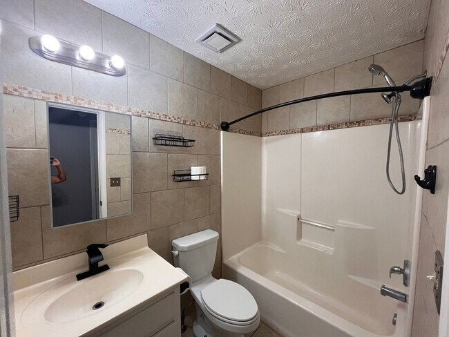 Building Photo - 925 Dogwood Park Dr