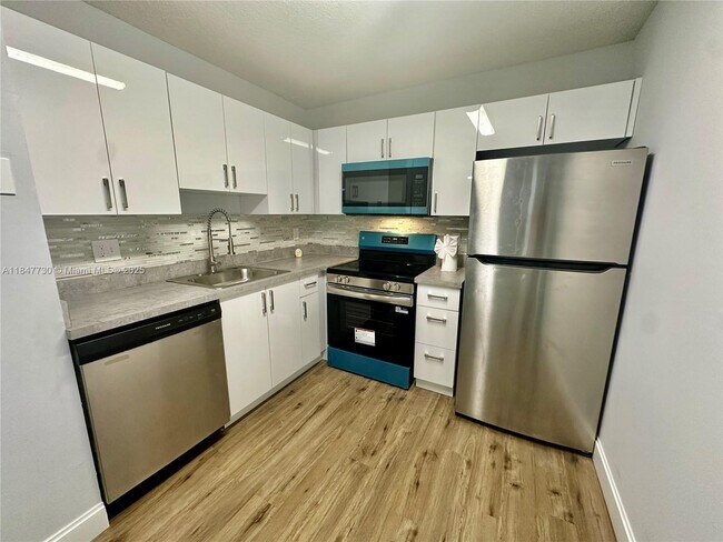 Building Photo - 10722 Royal Palm Blvd