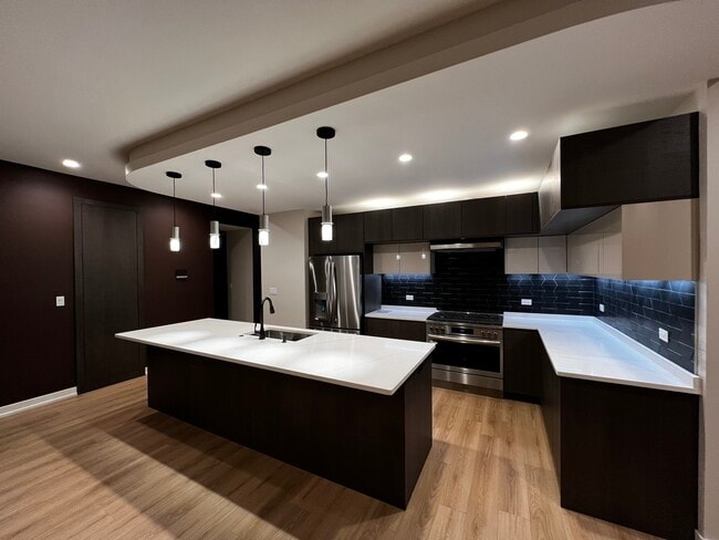 Building Photo - 1039 W Belmont Ave