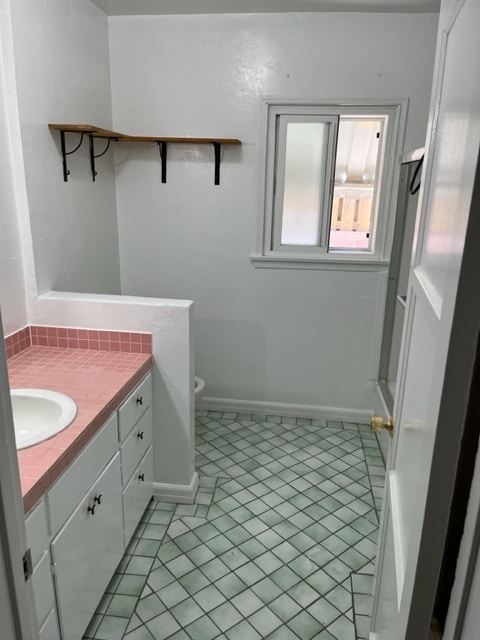 Main bathroom - 1712 N Pepper St