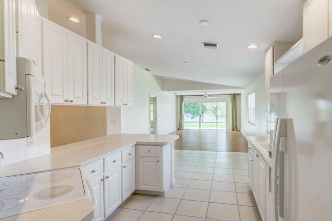 Building Photo - 923 Magdalena Rd