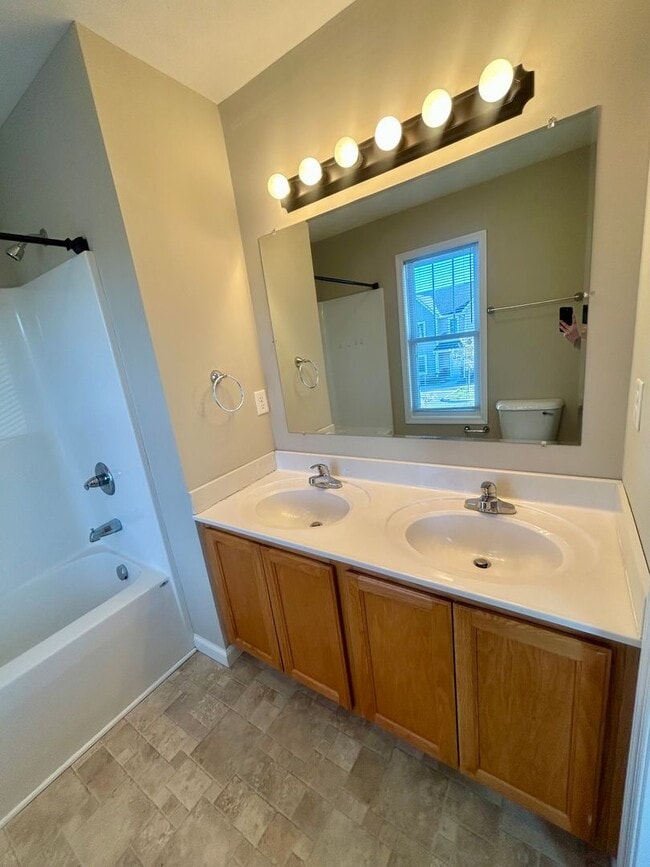 Building Photo - Town House For Rent