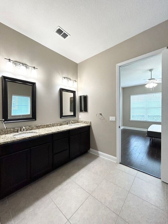Building Photo - Stunning 3/2.5 Stylish Home with a Detache...