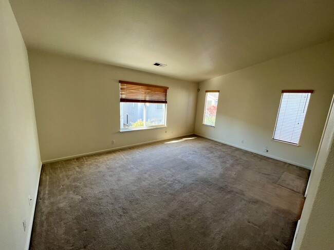 Building Photo - 4 Bedroom, 3 Bathroom Home in Heron Bay, S...