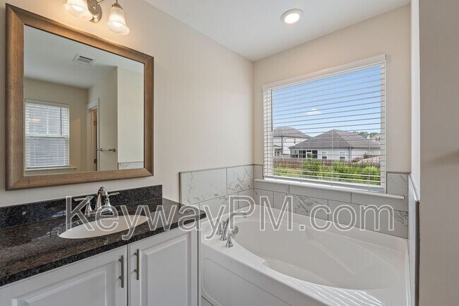 Building Photo - 585 Hampton Dr