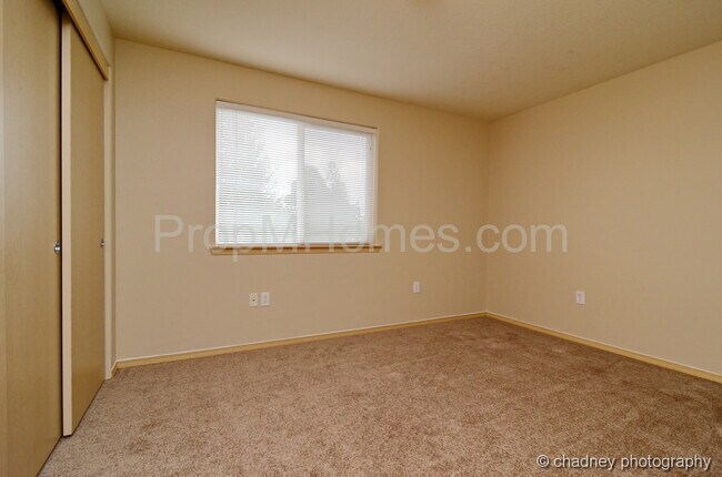 Building Photo - Spacious SE Portland 3 Bedroom Townhouse In Powellhurst-Gilbert Neighborhood
