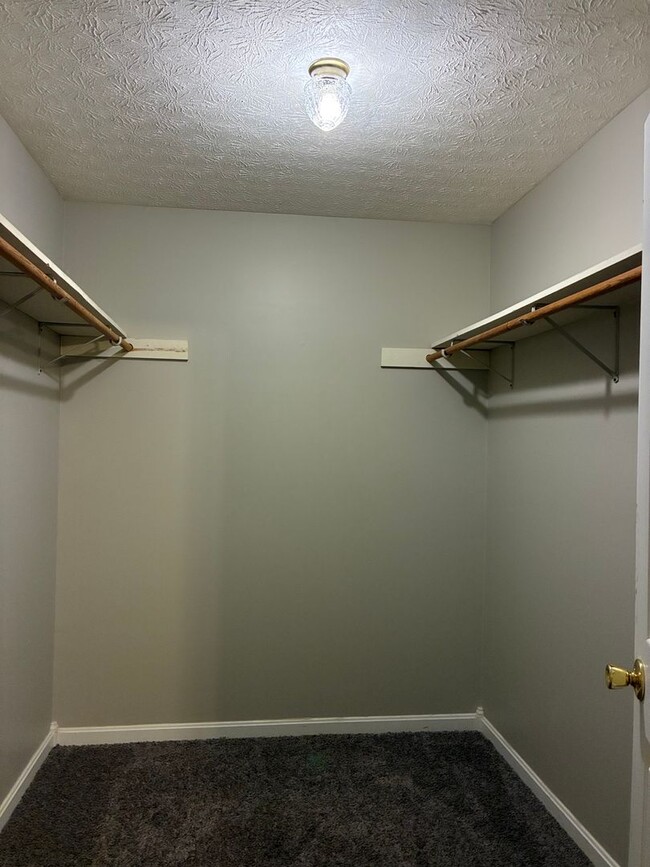 Building Photo - **NEW PRICE**   **New Paint**   **New Carpet**  Ready for YOU!!