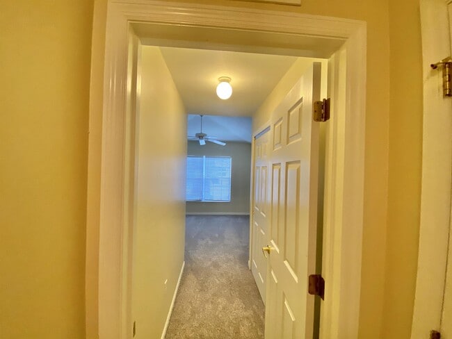 Building Photo - 909 Hampton Cir