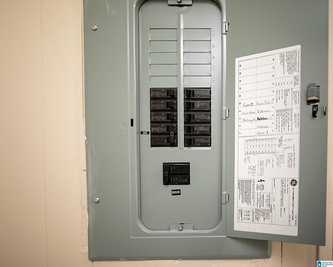 Building Photo - 1133 7th Ave