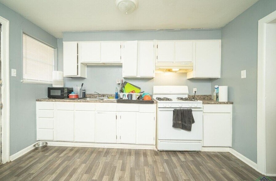 Building Photo - 106 S Davis St