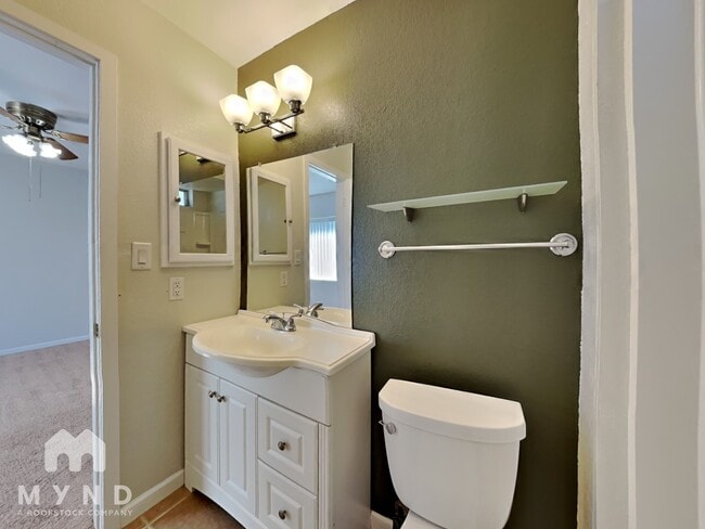 Building Photo - 725 W Utopia Rd