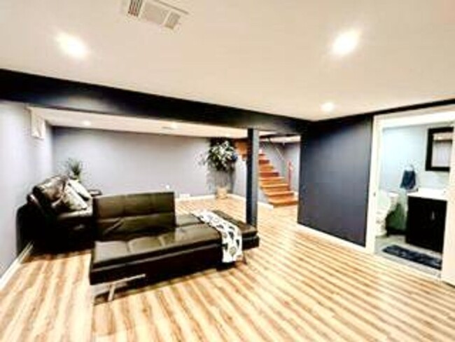 Building Photo - Furnished or unfurnished 4 bedroom 3 full ...