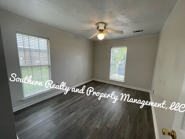 Building Photo - Make this your home!
