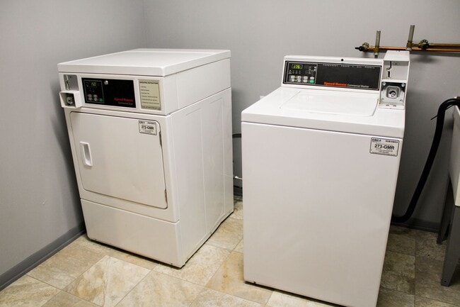 Building Photo - Updated 1 Bedroom Condo in Brown Deer
