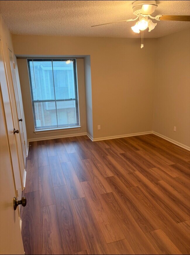 Building Photo - 17331 Red Oak Dr