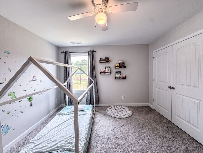Building Photo - Stunning 4 Bed Home with Fenced Backyard