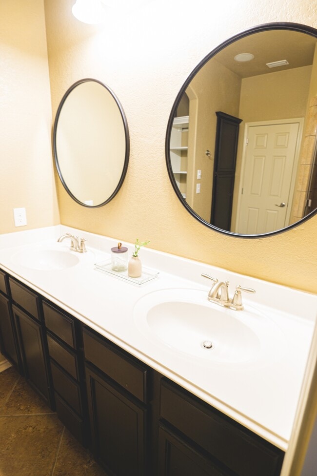 Building Photo - 6314 Golden Valley Dr