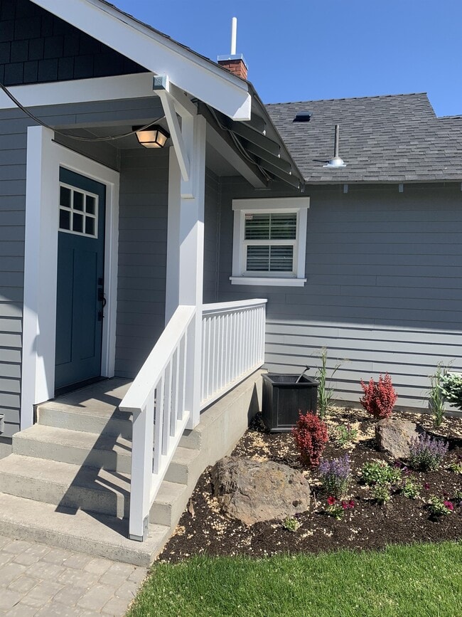 Building Photo - 639 NW Elm Ave