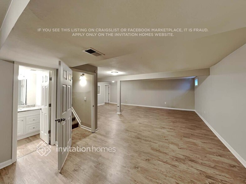 Building Photo - 16725 E Napa Dr