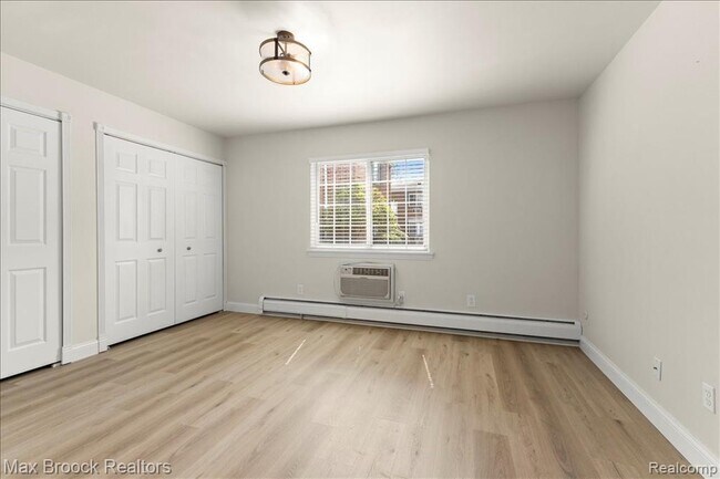 Building Photo - 2425 Torquay Ave