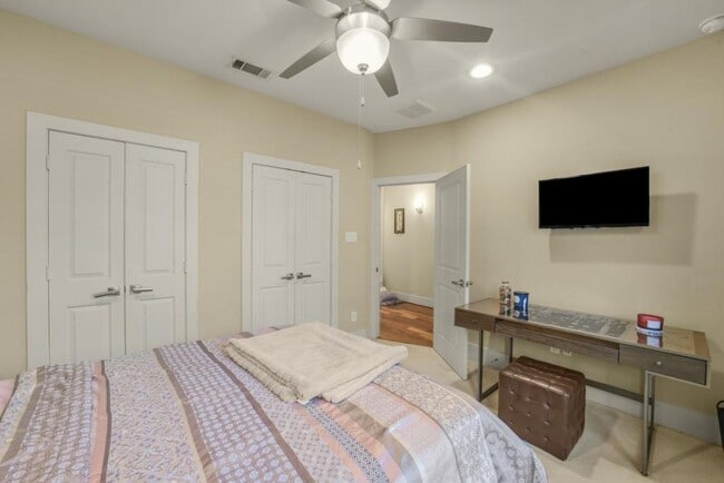 Building Photo - 5425A Hidalgo St