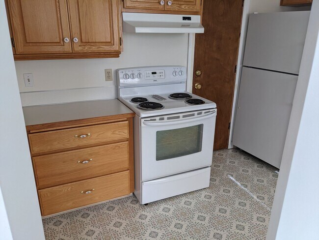 Building Photo - Large 3+ bedroom