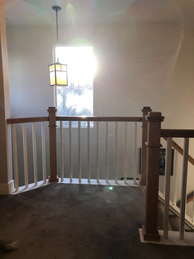 Building Photo - Charming 2br 1.5ba Two Level Condo in Dist...