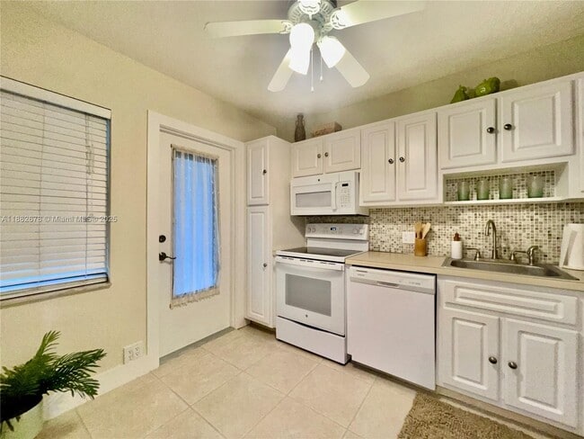 Building Photo - 2950 N Palm Aire Dr