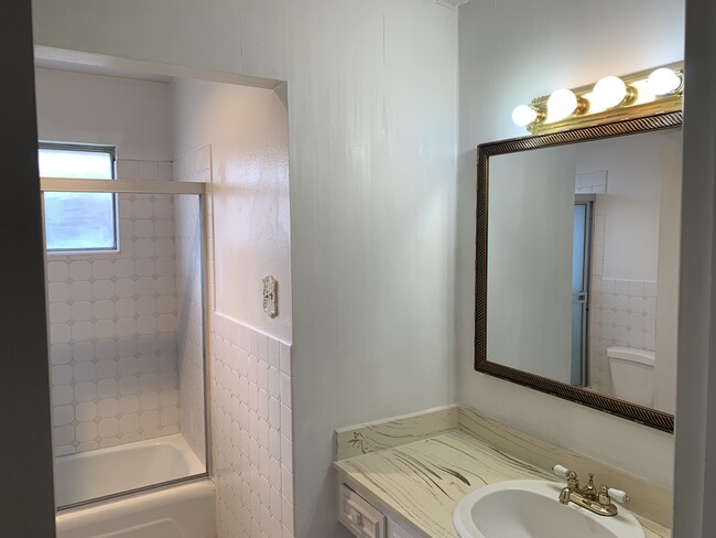 Building Photo - 10609 Lakewood Ave