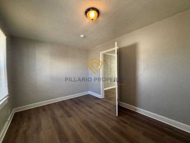 Building Photo - 711 W 22nd St