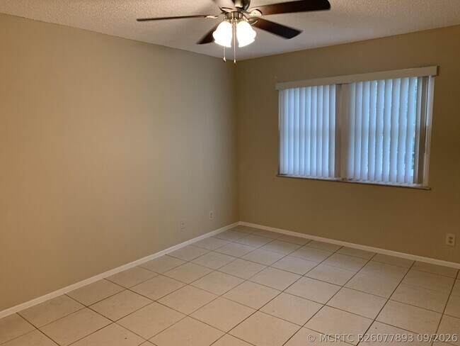 Building Photo - 1544 SE Royal Green Cir