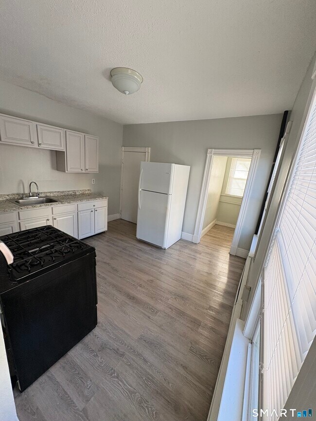 Building Photo - 197 Edgewood St