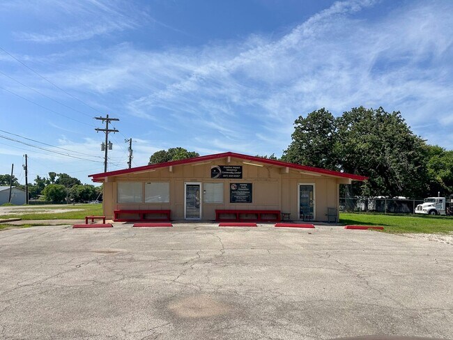 Building Photo - Azle, TX 3 Bedroom / 2 Bath / 2 Car Garage
