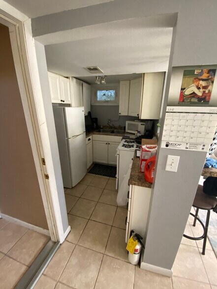 Full kitchen - 123 7th St