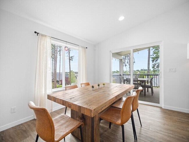 Building Photo - 4 bedroom Modern Home at Eagle Ridge Estates