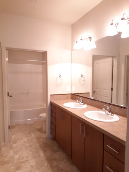 Master Bath - 10664 NE Holly St