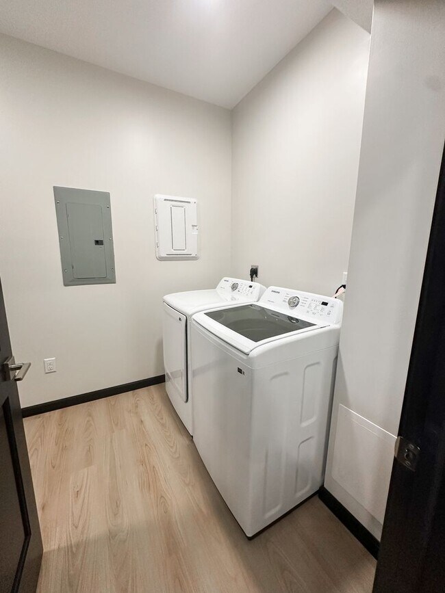 Building Photo - New! Beautiful 2 Bed, 2 Bath Apartment in PRIME location!  Furnished & Unfurnished Options Availa...