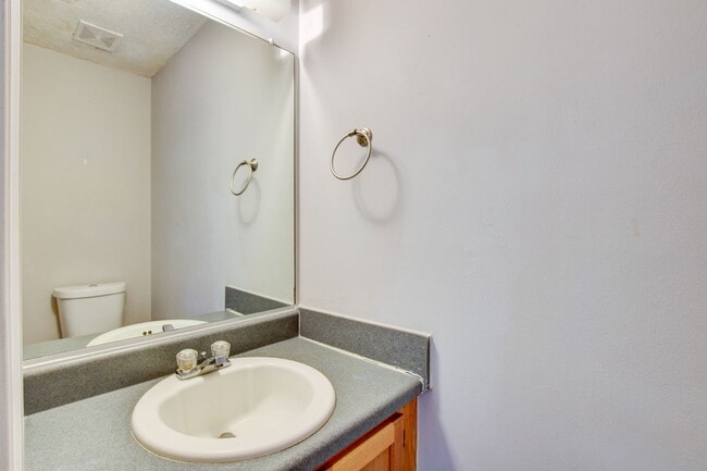 Building Photo - 214 Jouster Way