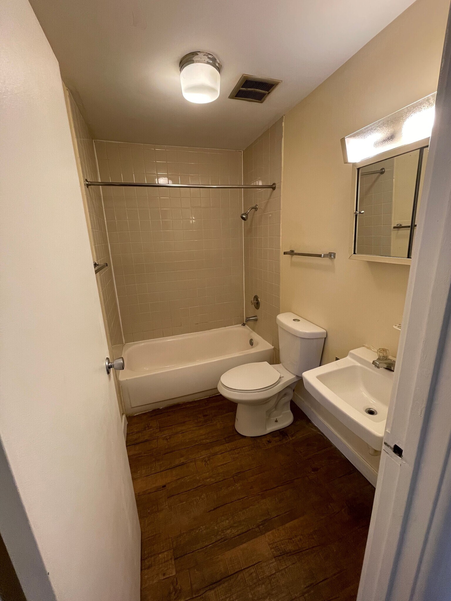 Building Photo - 1520 Hobson Dr