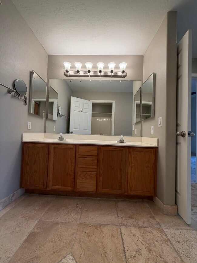 Building Photo - 205 N 74th St