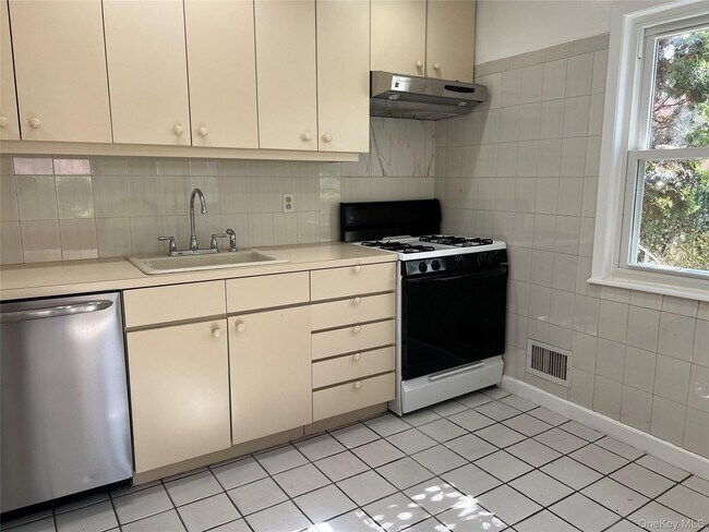 Building Photo - 16-05 Bell Blvd