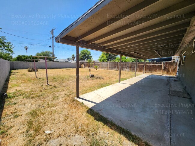 Building Photo - 3 bedroom 1 bathroom near Oswell St/ Virginia Ave