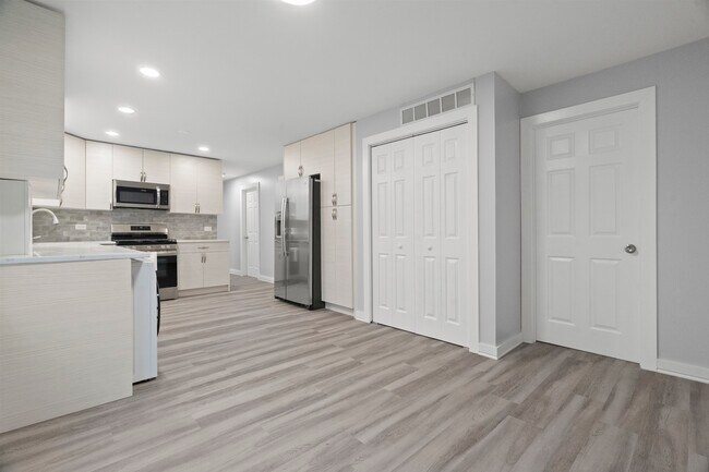 Building Photo - 821 E Lilly Ln