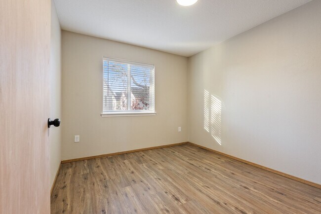 Building Photo - 4 Bed | 2.5 Bath Home with Garage, Yard & Modern Updates – SE Portland