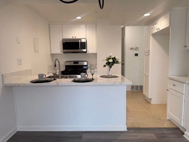 Building Photo - Cozy Colton Condo!!