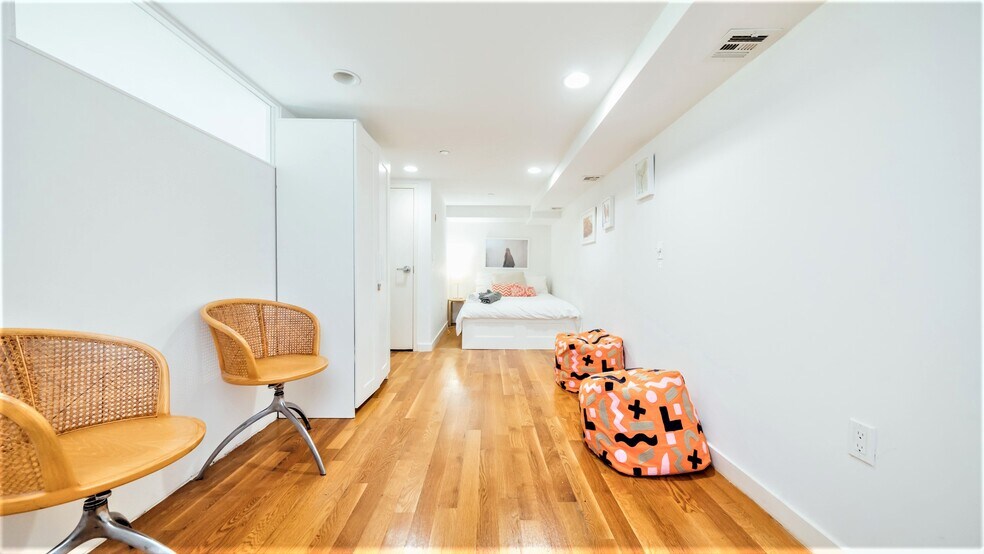 Building Photo - 130 Scholes St