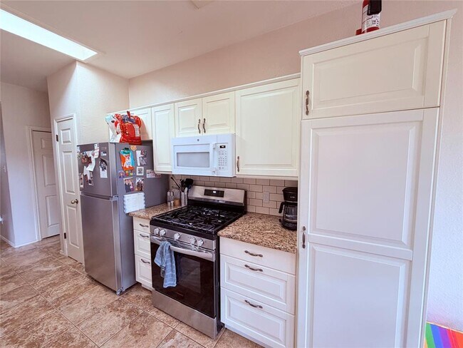 Building Photo - 2805 Feathercrest Dr